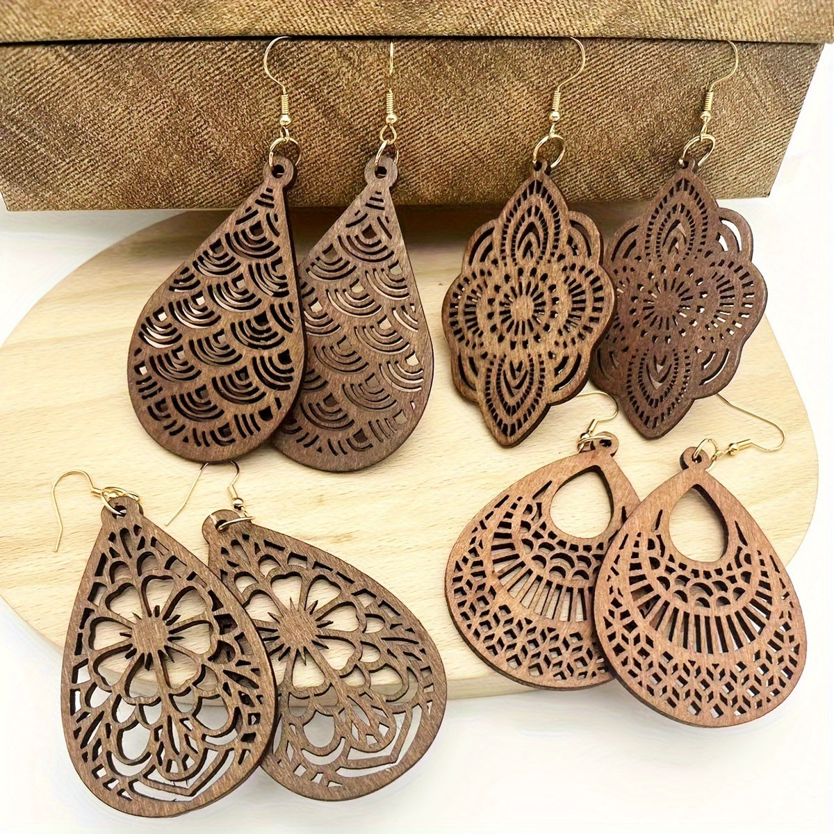 Ensemble de 4 Boucles d'Oreilles en Bois Rétro – Motif Creux.