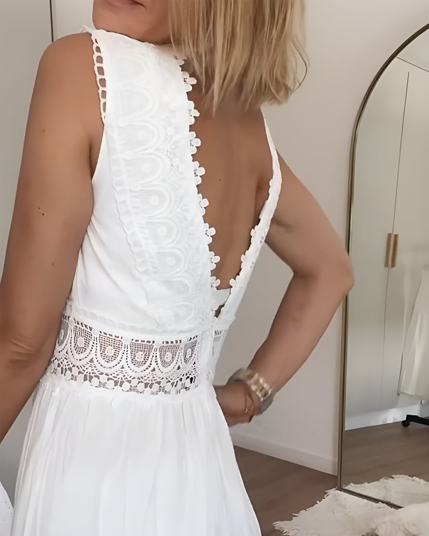 Céline™ | Robe en dentelle artisanale avec décolleté en V