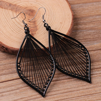 Boucles d'oreilles en métal noir.